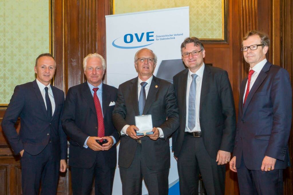 Österreichischer Verband für Elektrotechnik OVE: OVE-Generalversammlung wählt Kari Kapsch zum Präsidenten; OVE-Präsidium und Generalsekretär: Dipl.-Ing. Mag. (FH) Gerhard Christiner (APG Austrian Power Grid), Dr. Kari Kapsch (Kapsch Group), Dr. Franz Hofbauer, MBA (APG Austrian Power Grid), Prof. Dr. Andreas Kugi (TU Wien), Dipl.-Ing. Peter Reichel (OVE) (v.l.); Fotocredit: OVE/Martin Effenberger, © Aussender (14.06.2018) 