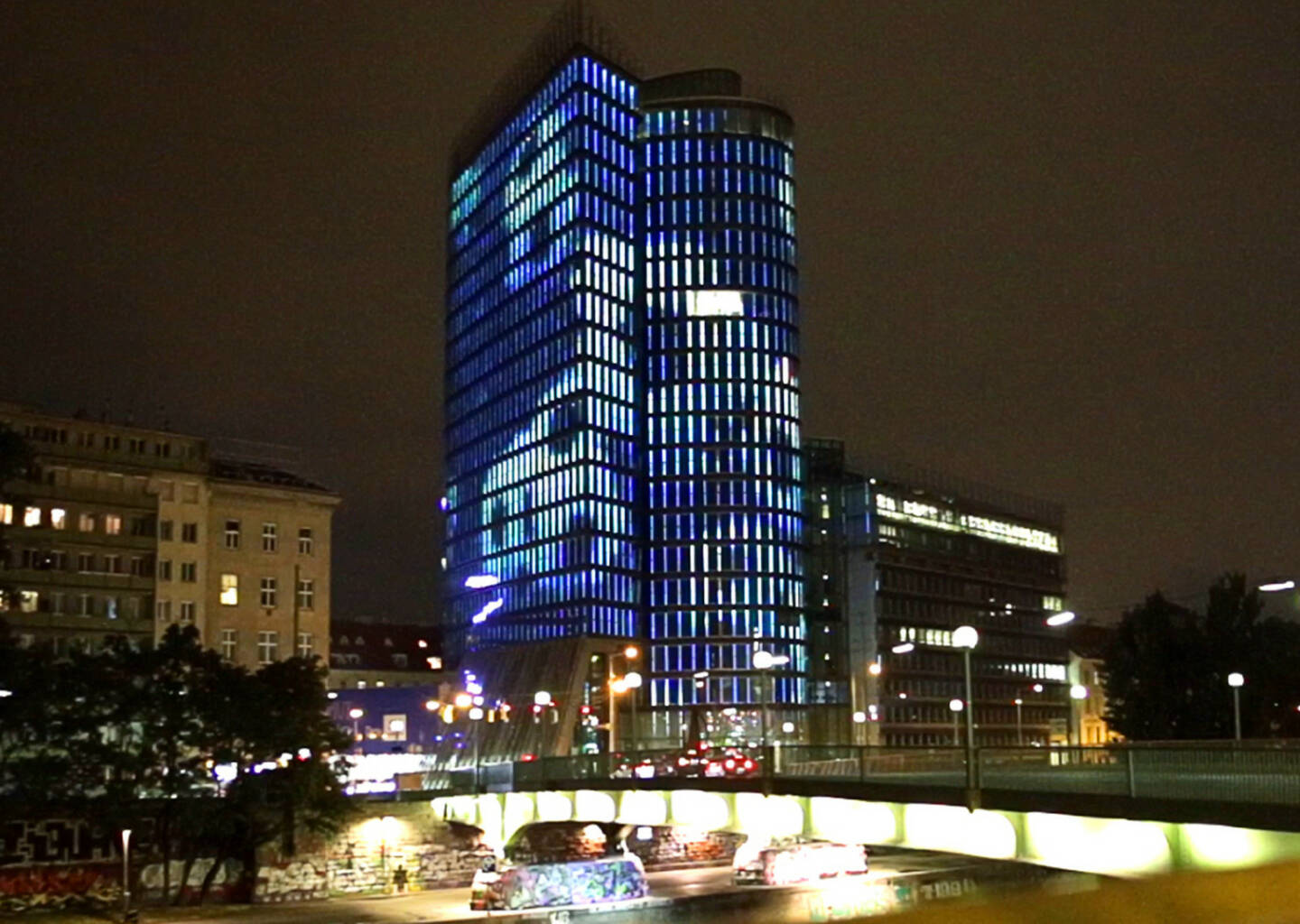 Uniqa Tower, Fußball, Fußbälle, Fußball-WM; Bild: Uniqa