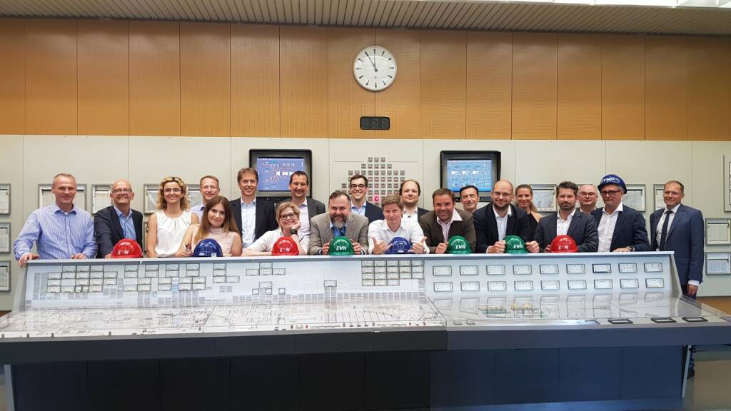 Die EVN AG und die Raiffeisen Centrobank AG haben institutionelle Investoren zu einer Besichtigung der thermischen Abfallverwertungsanlage Dürnrohr sowie des nie in Betrieb genommenen Atomkraftwerks in Zwentendorf eingeladen.  Nach der Besichtigung der Müllverbrennungsanlage, gab Stefan Szyszkowitz, CEO der EVN AG im Rahmen einer Lunch-Präsentation für institutionelle Investoren ein ausführliches Update zur Geschäftsentwicklung im 1. Halbjahr 2017/18. Besonders hervorzuheben ist der enthusiastische Vortrag von Stefan Zach, Pressesprecher der EVN AG, über die Geschichte des Atomkraftwerks von Baubeginn bis zur heutigen Bedeutung der Anlage während des Rundgangs.  (15.06.2018)