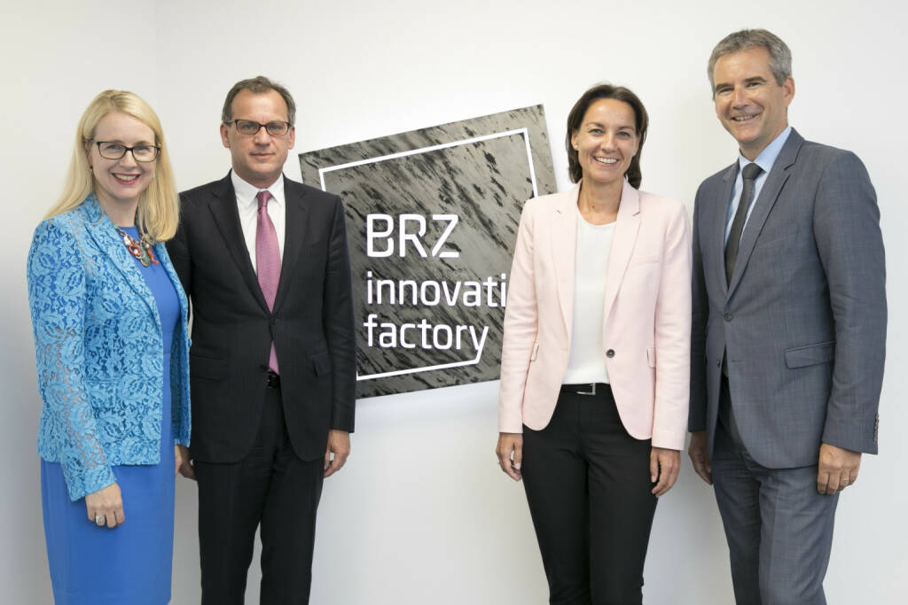 Am 20. Juni wurde die BRZ Innovation Factory im Beisein von Bundesminister Hartwig Löger und Bundesministerin Margarete Schramböck feierlich eröffnet. Bundesministerin Margarete Schramböck, BRZ-Geschäftsführer Markus Kaiser, BRZ-Geschäftsführerin Christine Sumper-Billinger und Bundesminister Hartwig Löger eröffnen die BRZ Innovation Factory; Fotocredit:BRZ/Kawka, © Aussendung (22.06.2018) 