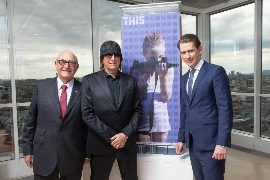 Wiener Städtische Versicherungsverein: Bundeskanzler Sebastian Kurz eröffnete Helnweins „I saw this” am Wiener Ringturm; Am Bild v.l.n.r.: Dr. Günter Geyer (Vorstandsvorsitzender des Wiener Städtischen Versicherungsvereins), Gottfried Helnwein (Künstler der Ringturmverhüllung 2018) und Bundeskanzler der Republik Österreich Sebastian Kurz; Fotocredit: Wiener Städtische Versicherungsverein, © Aussendung (25.06.2018) 