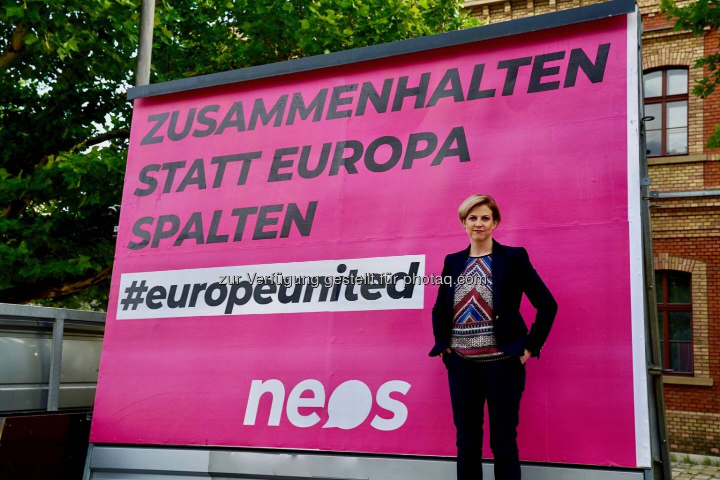 Neos-Vorsitzende Beate Meinl-Reisinger vor dem Plakat - Neos zu Grenz-Manöver: Zusammenhalten statt Europa spalten