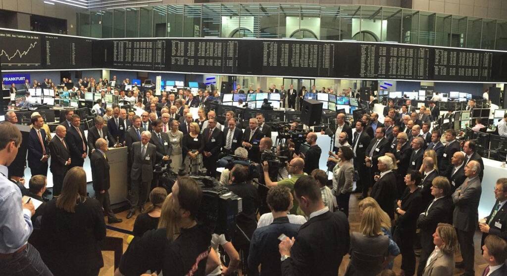 Edda Vogt, Deutsche Börse: DAX-Geburtstag mit vollem Haus heute morgen auf dem Parkett: Die Frankfurter Finanz-Community mit rund 250 Vertretern der DAX-Unternehmen, aus Politik, der Presse und Wegbereiter des heutigen Börsenhandels feiern Deutschlands Lieblingsindex.  (02.07.2018)