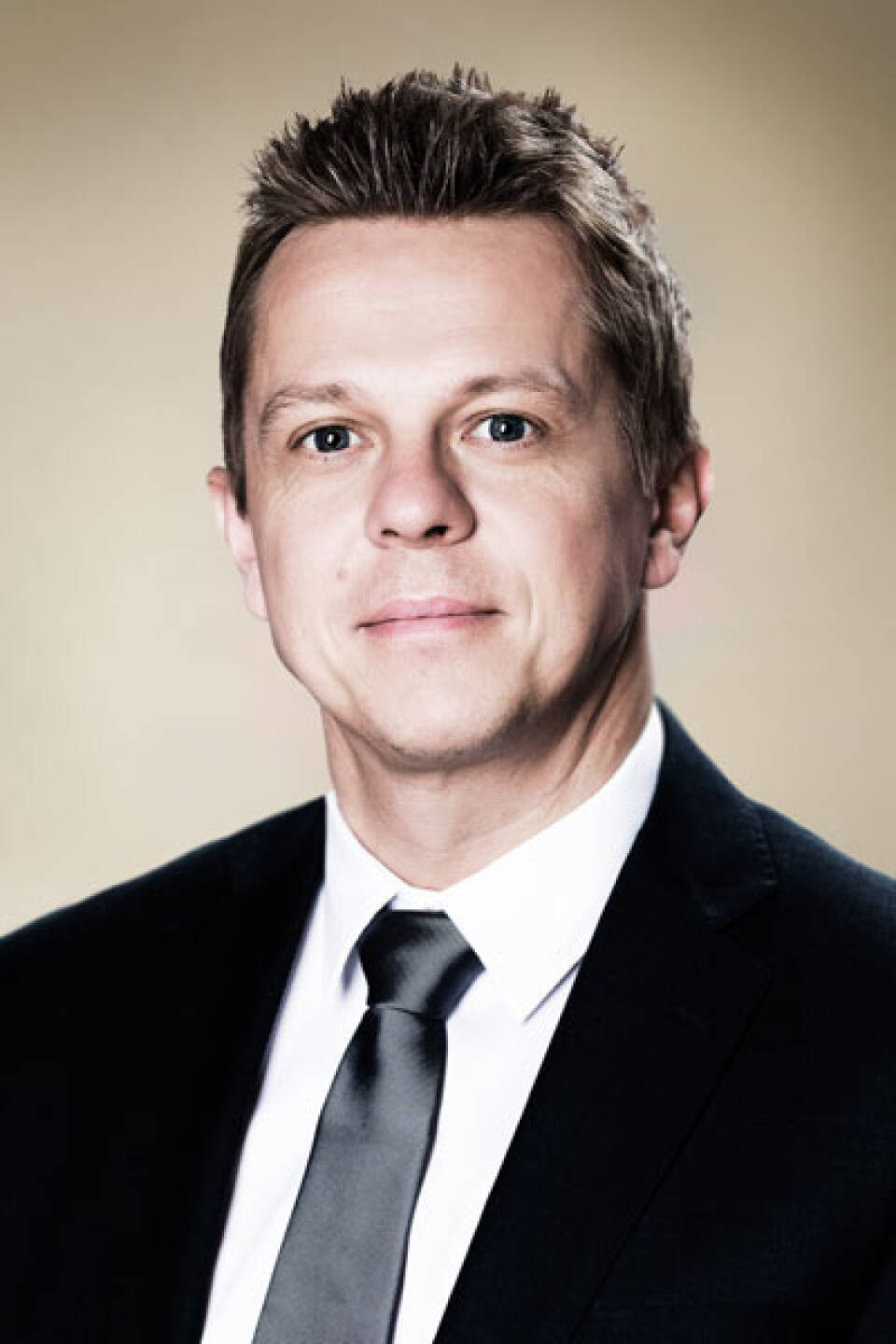 Das auf Executive Search spezialisierte Beratungsunternehmen Leading Search Partners erhält mit Jürgen Rothdeutsch einen neuen Senior Consultant. Der ehemalige Fußballprofi und Ironman 2017 Finisher verfügt über eine zehnjährige Managementerfahrung und ist in seiner neuen Funktion bei Leading Search Partners für das weitere Wachstum des Unternehmens sowie für die Vermittlung von Management-Positionen verantwortlich. Bildcredit: Wilfried Mörtl