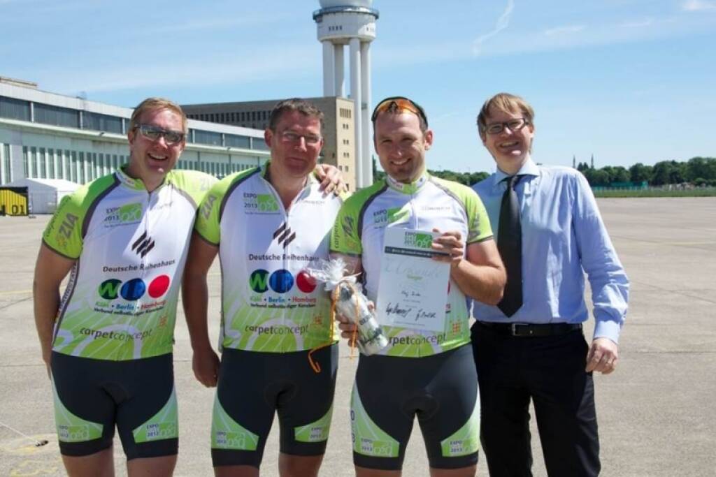 Siegerehrung (von links): die Organisatoren Paul Bohr und Ingo Kronenberg mit dem Sieger Olaf Linke und Alexander Happ., © Immofinanz/Buwog (13.06.2013) 