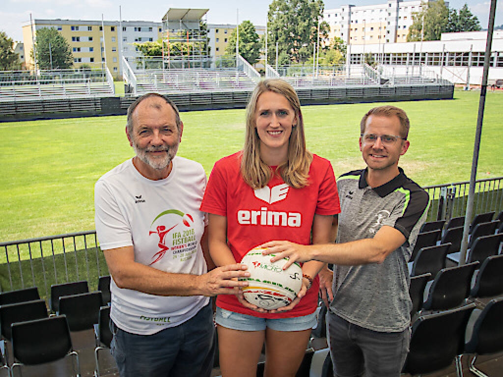 Von 24. bis 28. Juli wird Linz zum Mittelpunkt der Faustballwelt, wenn Mannschaften aus 11 Nationen um den begehrten Weltmeistertitel spielen. Karl Weiß (IFA Präsident) , Katharina Lackinger (Abwehrspielerin Team Österreich), Christoph Oberlehner (OK-Generalsekretär); Fotocredit:IFA/Weber, © Aussendung (19.07.2018) 