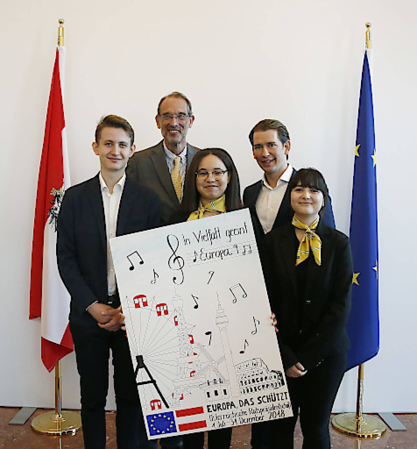 Plakatwettbewerb: Die Gewinner des vom Bundesministerium für Bildung, Wissenschaft und Forschung ausgerufenen Plakatwettbewerbs zum Motto des EU-Ratsvorsitzes „Ein Europa, das schützt“, stehen fest. Aus insgesamt 71 Einreichungen von Schulen aus ganz Österreich kürte die Jury das Exponat von Schülerinnen und Schülern der Vienna Business School Hamerlingplatz. Bundeskanzler Kurz und Bundesminister Faßmann mit Schülerinnen und Schülern der Vienna Business School Hamerlingplatz; Credit: BKA/Dragan Tatic
