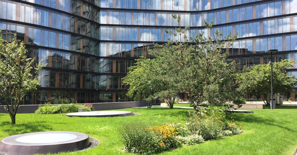 Erste Group Campus, Sommer, Garten, grün; Quelle: LinkedIn (21.07.2018)