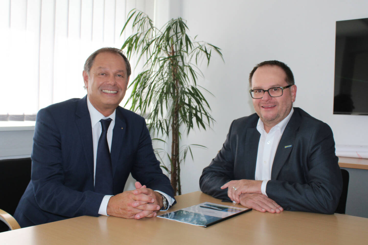 Unimarkt Gruppe vertraut auch weiterhin auf das Know-how der Linzer IT-Experten von unit-IT und verlängerte den bestehenden Outsourcing-Vertrag um weitere fünf Jahre; Karl-Heinz Täubel (unit-IT), Mag. Robert Knöbl (Unimarkt Gruppe) 1 © unit-IT