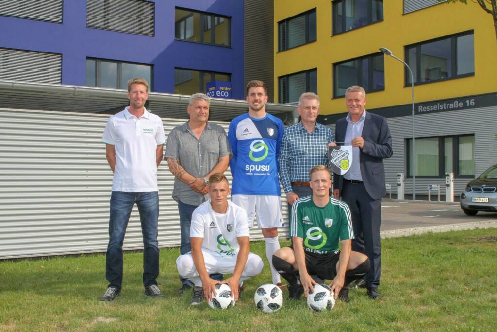 spusu ist neuer Haupt- und Namenssponsor des FC spusu Mistelbach. Im Bild hinten: Trainer Alfred Rötzer, Hannes Stangl, Stefan Dominkovics, Obmann Leopold Born, GF Franz Pichler; Vorne: Andreas Fellner, Lukas Stetter; Copyright: spusu, © Aussendung (27.07.2018) 