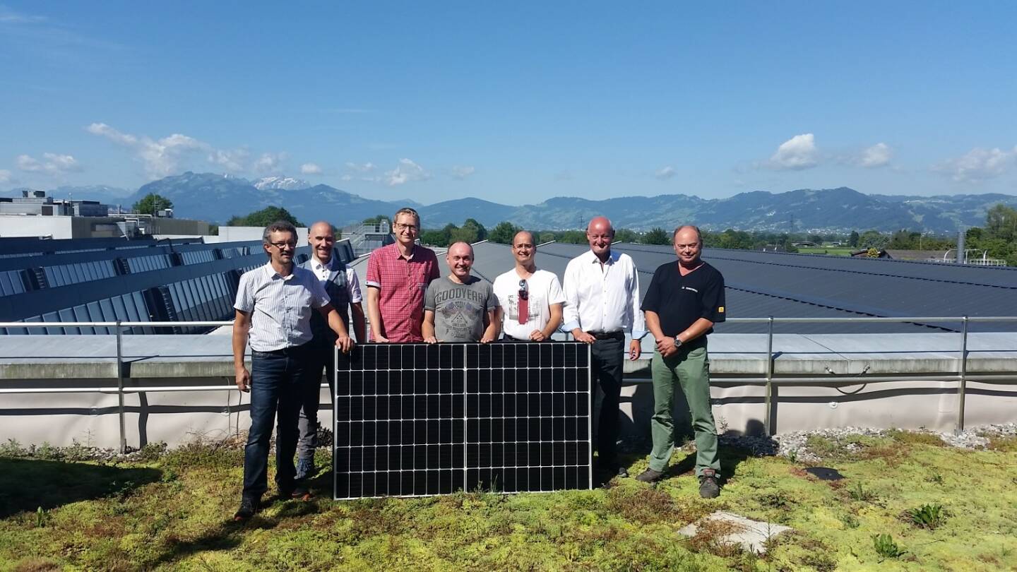 Der Lichtkonzern Zumtobel Group baut an seinem Standort in Dornbirn als erster Industriebetrieb die bisher größte Photovoltaikanlage in Vorarlberg. Die Installation umfasst rund 4.500 Solarpaneele mit einer Gesamtleistung von 1.250 kWp und leistet damit einen nachhaltigen Beitrag zur Energienutzung.Werksleiter Markus Kronenwett (Zweiter von rechts) und das Projektteam über den Dächern der Fertigungshallen in der Schweizerstraße. Quelle: Zumtobel