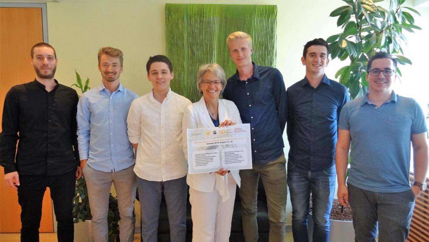 Das junge Team von Warrify konnte mit seinem Konzept einer App, welche die zentrale Verwaltung von Garantien und Rechnungen übernimmt, die Jury überzeugen und fährt im August zur Berkeley Summer School. Im Rahmen der Spin-off-Strategie des Landes Niederösterreich und unter Federführung der Technologiefinanzierungsgesellschaft tecnet equity und dem accent Gründerservice kämpften heuer 12 Teams aus niederösterreichischen Fachhochschulen um die Teilnahme an einem zehntägigen Aufenthalt im Silicon Valley sowie den Besuch der renommierten Berkeley Entrepreneurship Summer School im August. v.l.n.r. Max Heil (A Slice of Reality), Enzo Duit, Mathias Pichler (Warrify), Landesrätin Petra Bohuslav, Simon Hasenauer, Jan Kreuter (Warrify), Felix Blasiner (A Slice of Reality); Bild:  accent Gründersevice