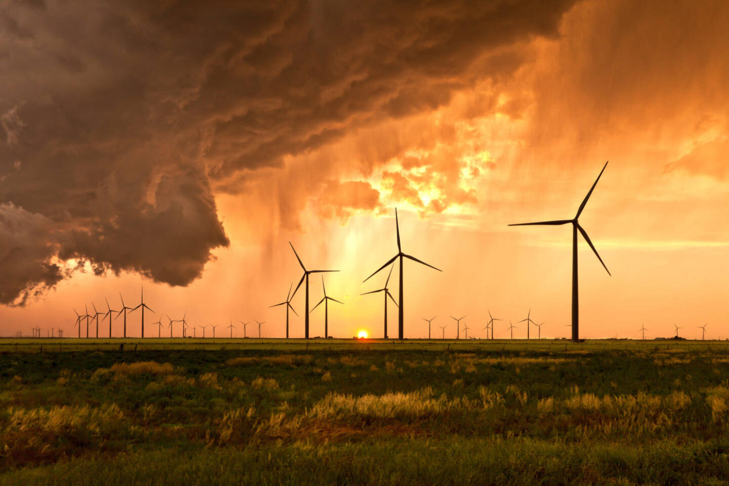 In der Kategorie Visionary Wind konnte der Österreicher Klaus Rockenbauer beim internationalen Windkraft-Fotowettbewerb die Jury überzeugen. Bild: Ein Sturm erreicht den Balko-Windpark in Oklahoma kurz vor Sonnenuntergang. Copyright: Klaus Rockenbauer