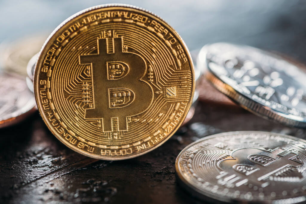 Bitcoin, Bitcoins, Kryptowährung, Münzen - https://de.depositphotos.com/197581672/stock-photo-selective-focus-various-bitcoins-dark.html, © <a href=