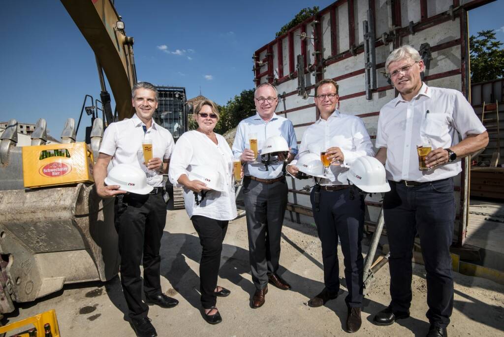 In den nächsten Jahren sollen auf den ehemaligen Brauereigründen in Schwechat 900 Wohneinheiten errichtet werden. Zur nachhaltigen Wärmeversorgung dieser Wohnungen haben Brau Union Österreich und EVN ein Konzept entwickelt: Gärwärme, die im Brauprozess entsteht, wird über eine Wärmepumpe zu nachhaltiger Naturwärme für die Kunden. EVN Vorstandssprecher Stefan Szyszkowitz; Schwechater Bürgermeisterin Karin Baier; LH-Stv. Stephan Pernkopf; Christian Huber, Braumeister der Region; Andreas Urban, Braumeister Schwechat; Fotocredit:EVN / Antal (03.08.2018) 