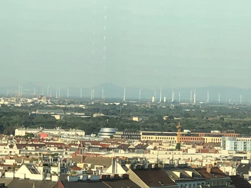 W.E.B-Roadshow am Erste Campus: Location mit Blick auf Windräder, Credit: beigestellt (07.08.2018) 