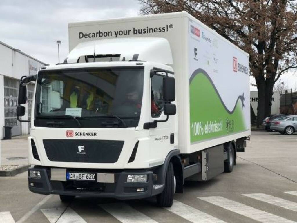 DB Schenker hat in Berlin ein Projekt vorgestellt, das die Integration von Elektro-Lkw in die Fahrzeugflotten von Logistikdienstleistern untersuchen soll. Das Projekt iHub soll zeigen, wie ein IT-gestütztes System Lkw-Flotten effizient steuern kann, die aus dieselbetriebenen und elektrischen Fahrzeugen bestehen. Fotocredit:DB Schenker, © Aussender (08.08.2018) 