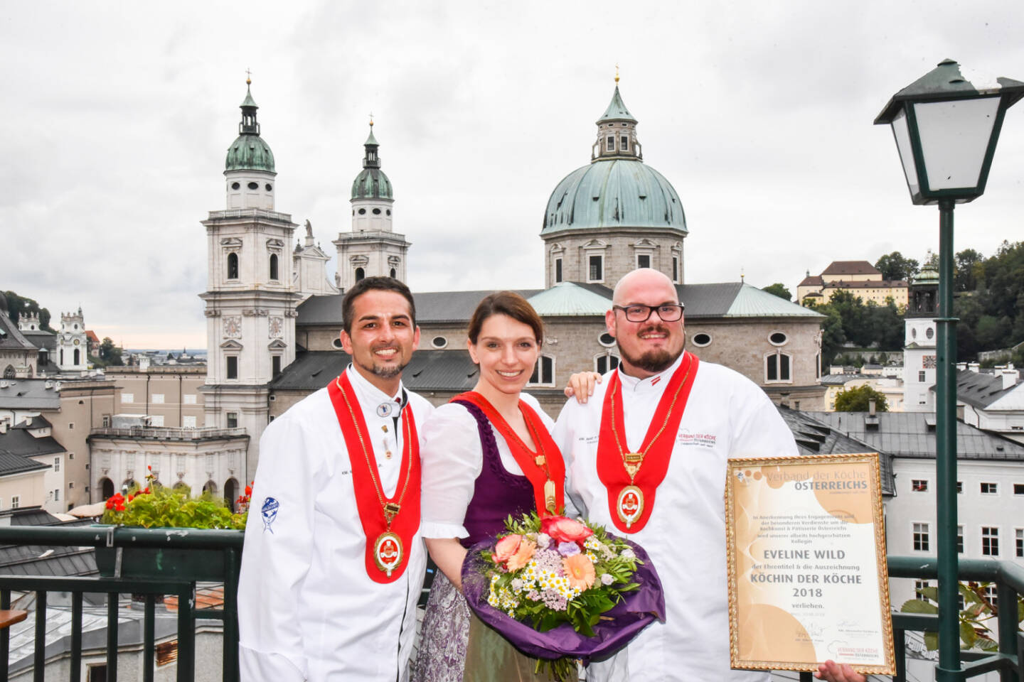 Die Pâtissière Eveline Wild (37) wurde in Salzburg bei einer großen Feier ausgezeichnet. Mike P. Pansi als Präsident Verband der Köche Österreichs und sein Vize Alexander Forbes Jr. begrüßten dazu u.a. Alain Hostert (Worldchefs Continental Director Europe Central). Die höchste Auszeichnung des VKÖ für verdienstvolle Köche ging an die Pâtissière-Weltmeisterin Eveline Wild. Die aktuelle Köchin der Köche ist Fernsehzusehern aus Frisch gekocht“ seit 2012 ein Begriff. Für den Kochverband gilt Eveline Wild seit einigen Jahren als Talent und eine Größe der heimischen Gastronomie. Fotocredit:VKÖ/expressfoto Egretzberger