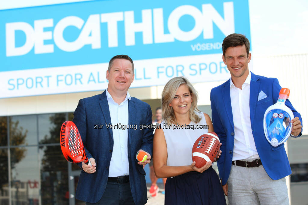 Gábor Pósfai (Geschäftsführer Decathlon  Österreich), Lisa-Maria Neuhofer (Marketingleiterin Decathlon Österreich), Mario Kramer (Store-Leiter Decathlon SCS) - Decathlon Österreich: Sportartikel-Händler Decathlon startet in Österreich (Bild: Decathlon Austria/APA-Fotoservice/Schedl), © Aussendung (20.08.2018) 