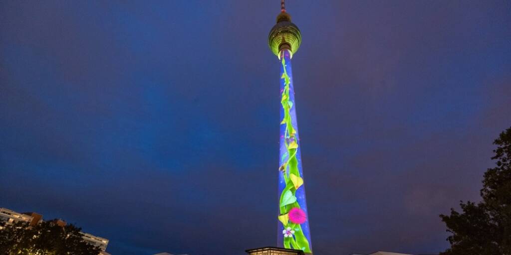 E.ON sucht die besten Lichtkünstler aus Europa: Der Berliner Fernsehturm beim Festival of Lights 2016 // Foto: E.ON / Dirk Lässig, © Aussender (23.08.2018) 