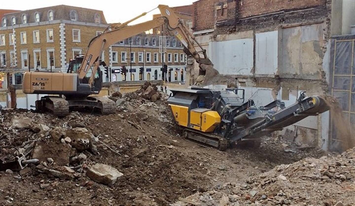 Wie mitten in London leise Baumaterial gebrochen wird - Die Linzer Rubble Master entwickelt Brecher für lärmsensible Innenstadt, RM 70GO! 2.0 bricht leise und mit wenig Emissionen 125 t/h nahe des berühmten Camden Markets in London; Fotocredit: RUBBLE MASTER