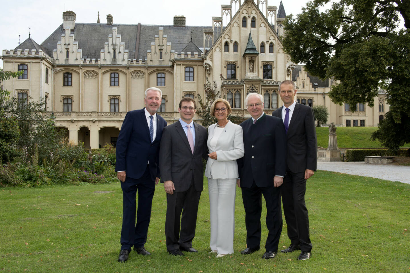 Auf Initiative von MedAustron und in Kollaboration mit dem MD Anderson Cancer Center (USA) tagen die weltweit führenden Köpfe der Ionentherapie auf Schloss Grafenegg beim »World Forum on Particle Therapy«. Erstmals berieten sie in solch eine Rahmen die Visionen und Strategien für die Therapieform, um sie in den kommenden Jahren maßgeblich weiterzuentwickeln. im Bild: MedAustron-Aufsichtsratsvorsitzender Klaus Schneeberger, Steven Frank (Ärztlicher Direktor MD Anderson Proton Therapy Center), Landeshauptfrau Johanna Mikl-Leitner, Eugen B. Hug, Ärztlicher Direktor MedAustron und Geschäftsführer Alfred Zens vor Schloss Grafenegg, dem Austragungsort des World Forum on Particle Therapy. Credit: MedAustron