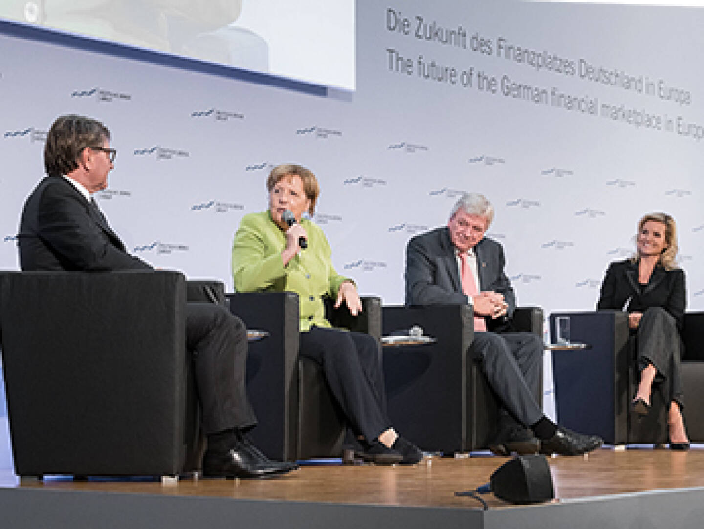 Während einer Diskussion zur deutschen Finanzmarktlandschaft in der Frankfurter Börse vor ca. 300 Gästen waren sich die deutsche Bundeskanzlerin Angela Merkel, der hessische Ministerpräsident Volker Bouffier und Deutsche Börse Vorstandsvorsitzender Theodor Weimer über eines einig: Allem Wandel zum Trotz gibt es kein starkes Land ohne eine starke Marktwirtschaft – und eine starke Finanzindustrie als Rückgrat von beidem. Credit: Deutsche Börse