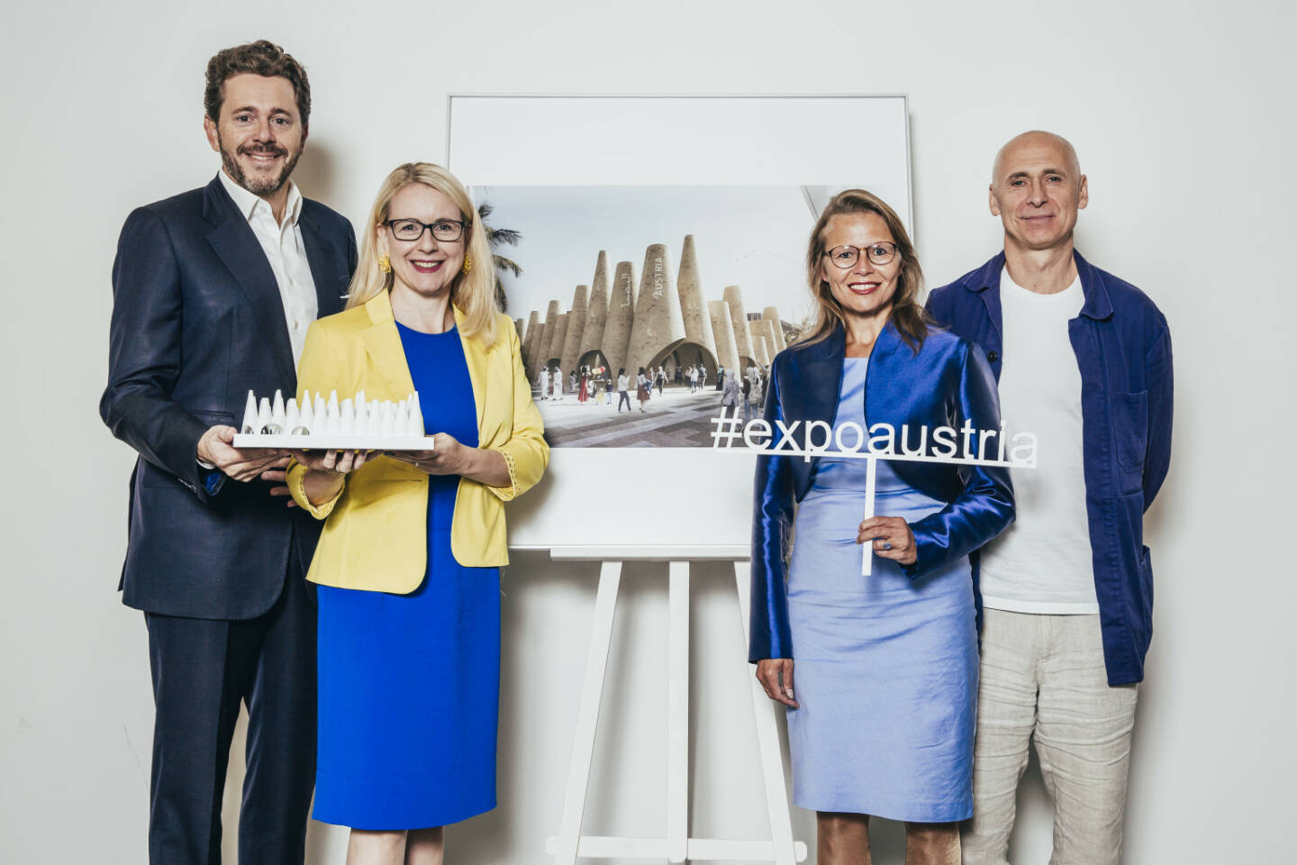 EXPO 2020 in Dubai: WKÖ-Präsident Harald Mahrer, Wirtschaftsministerin Margarete Schramböck, Regierungskommissärin Beatrix Karl und DI Gerd Erhartt (querkraft architekten) präsentieren den Österreich-Pavillon für die Expo 2020 in Dubai;  Die EXPO Dubai von 20. Oktober 2020 bis 10. April 2021 mit dem Motto „Connecting Minds, Creating the Future“ ist in der rund 170-jährigen EXPO-Geschichte die erste Weltausstellung in einem arabischen Land. Rund 200 Länder und Organisationen werden Dubai als Podium nutzen, um auf einem 4,4 km² großen Areal Impulse zu den Subthemen Opportunity, Mobility und Sustainability zu präsentieren. Österreichs Beitrag „in dialogue with austria“ macht bereits durch sein Äußeres neugierig: Rund 60 Lehmkegel bilden gemeinsam einen im wahrsten Sinne des Wortes „geerdeten“ Pavillon; Fotocredit:Expo-Büro der WKÖ