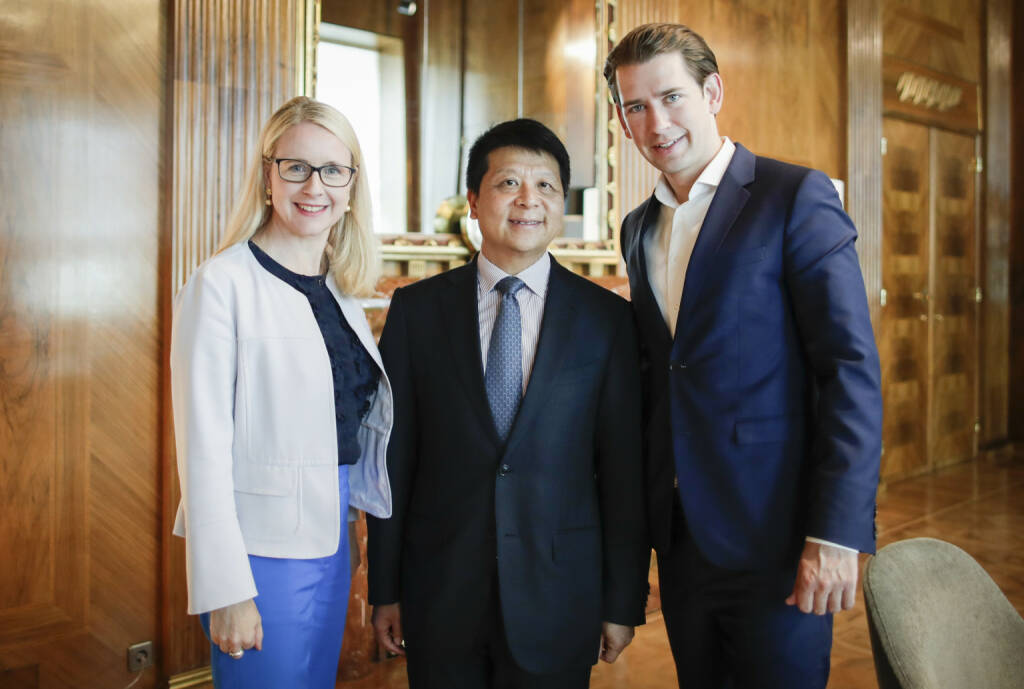 Bei einem Treffen mit dem österreichischen Bundeskanzler Sebastian Kurz und Wirtschaftsministerin Margarete Schramböck, hat Huawei Rotating Chairman Guo Ping den Ausbau der IKT-Infrastruktur und die digitale Transformation diskutiert. Darüber hinaus hat er den Plan des Unternehmens für eine verstärkte Zusammenarbeit mit Österreich in Sachen und Forschung und Entwicklung skizziert. Fotocredit: Hans Hofer (12.09.2018) 