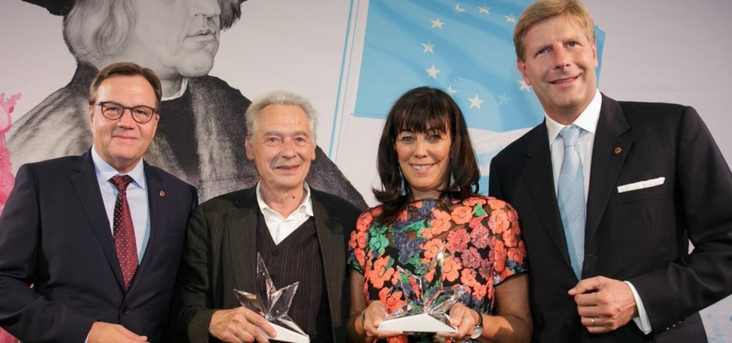 Der Club Tirol kürt  jährlich die Tirolerin und den Tiroler des Jahres. Topunternehmerin Martha Schultz und der Autor Felix Mitterer dürfen sich 2018 über diese Auszeichnung freuen. Überreicht wurde den beiden TirolerInnen des Jahres der von den Swarovski Kristallwelten gesponserte Award Rising Star beim traditionellen Tirol-Empfang von Tirols Landeshauptmann Günther Platter im Wiener Kursalon von Club Tirol Präsident Julian Handschieff und dem Landeshauptmann. Im Bild: LH Günther Platter, Felix Mitterer, Martha Schultz und der Präsident des Club Tirol, Julian Hadschieff; Credit: Land Tirol