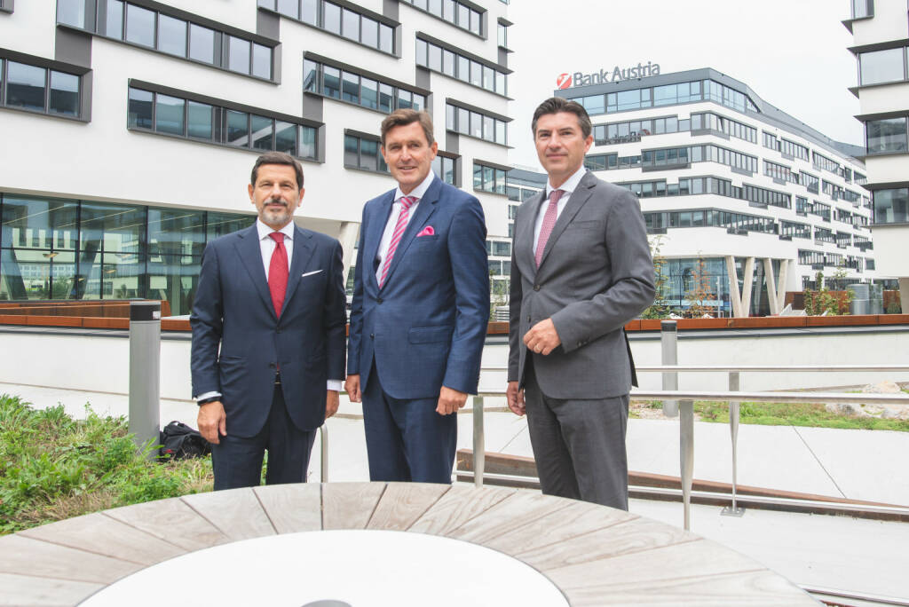 Neue Unternehmenszentrale der UniCredit Bank Austria offiziell eröffnet: Robert Zadrazil, Vorstandsvorsitzender der UniCredit Bank Austria: „Mit dem Einzug in unser neues Headquarter setzen wir Maßstäbe für modernes Arbeiten und Zusammenarbeit. Durch die räumliche Konzentration aller zentralen Einheiten an diesem hochmodernen Standort und durch eine neue, offene und moderne Arbeitsorganisation auf Basis von ‚Smart Working‘ positionieren wir uns als Top-Arbeitgeber und schaffen die Bedingungen für bessere Kommunikation und Work-Life-Balance sowie höheres Engagement unserer Mitarbeiterinnen und Mitarbeiter. Zudem erfüllt unser neues Headquarter höchste Umwelt- und Nachhaltigkeits- Standards. Unter anderem haben wir hier eine der flächenmäßig größten Anlagen zur Nutzung von Geothermie in Mitteleuropa errichtet.“ Im Bild: Gianni Franco Papa, General Manager der UniCredit, Peter Hanke, Amtsführender Stadtrat der Stadt Wien für Finanzen, Wirtschaft, Digitalisierung und Internationales; Robert Zadrazil, Vorstandsvorsitzender der UniCredit Bank Austria, Credit: Oreste Schaller (14.09.2018) 