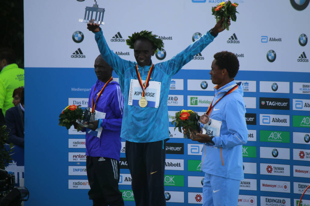 Eliud Kiptanui, Eliud Kipchoge, Feyisa Lilesa - Berlin Marathon, Pariser Platz, 27. September 2015, Berlin - https://de.depositphotos.com/130980464/stock-photo-winners-of-the-berlin-marathon.html, © <a href=