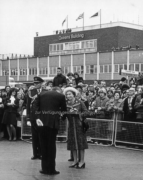 Heathrow Airport, Her Majesty The Queen visitis the airport, 1970s. Image ref XHHE00073, orphan works  (c) Aussendung Austrian (15.06.2013) 