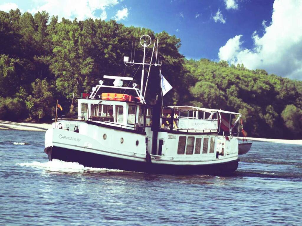  Österreichweit besteht immer mehr Nachfrage nach Verabschiedungen am Wasser. Lichtblick Bestattungen reagiert auf die Nachfrage und stellt seine brandneue Donau-Flotte vor. Ab sofort sind Trauerfeiern auf der Donau bis zu 160 Personen möglich. Credit: Eventschifffahrt Haider, © Aussender (25.09.2018) 