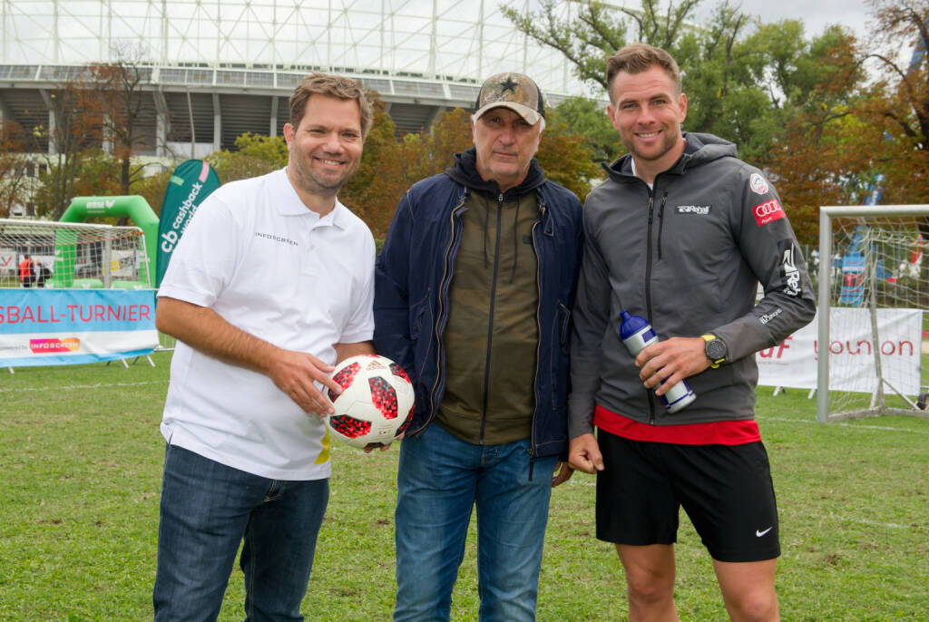 Vollen Einsatz auf halbem Feld zeigten jene rund 72 Fußballer, die am Legenden-Fußball-Turnier zugunsten der Österreichischen Sporthilfe powered by Infoscreen teilnahmen. Auf zwei Kleinfeldern im Stadion des Wiener Leichtathletik-Verbands bewiesen Sportstars wie Snowboard-Weltmeister Benjamin Karl oder Rad-Paralympics Sieger Wolfgang Eibeck in ihren 6er-Teams unerwartetes fußballerisches Talent. Legenden wie Hans Krankl, Toni Pfeffer oder Reinhard Kienast bewiesen hingegen, dass sie nichts an Leidenschaft eingebüßt haben. Überragendes technisches Talent bewiesen die Damen des österreichischen Damen-Meisters SKN St. Pölten beim Gaberl-Wettbewerb. Im bild: Infoscreen-Geschäftsführer Sascha Berndl (li.) mit Goleador Hans Krankl und Weltmeister Benjamin Karl; Copyright: INFOSCREEN/Wolfgang Kern, © Aussendung (26.09.2018) 