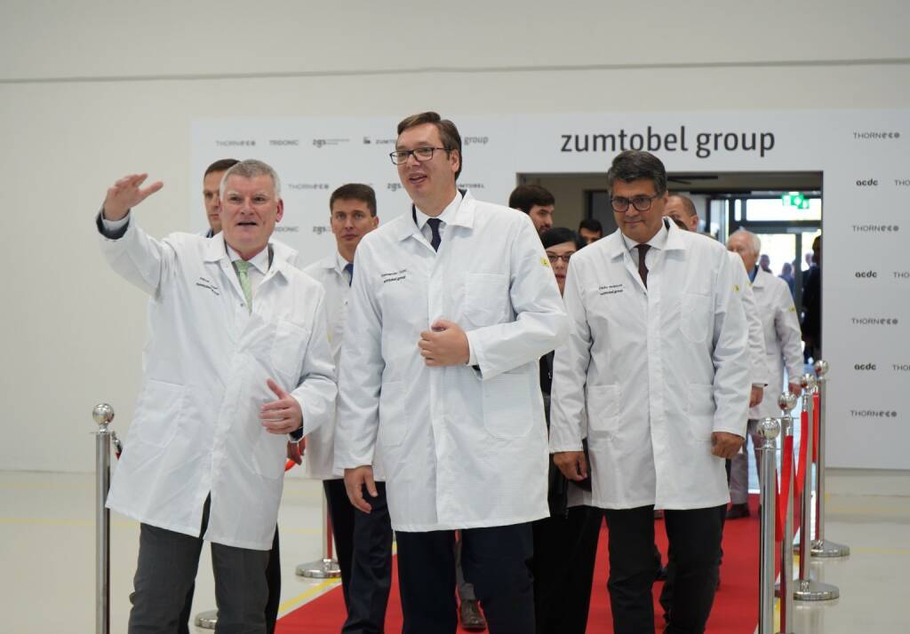 Zumtobel Group eröffnet neues Werk in Niš, Serbien: Erste Reihe. V.l.n.r: Alfred Felder, CEO Zumtobel Group, Aleksandar Vučić Präsident der Republik Serbien und Darko Bulatović, Bürgermeister von Niš. Credit: Zumtobel (01.10.2018) 