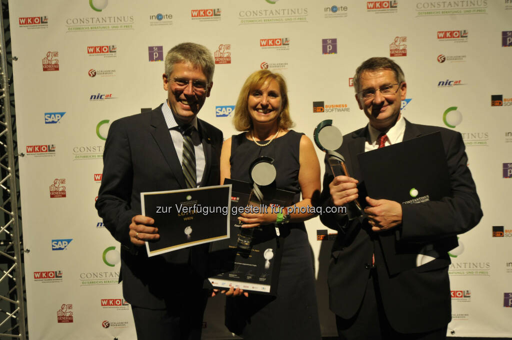 Den ersten Platz in der Kategorie Internationale Projekte sicherte sich das Unternehmen Loytec (v.l.n.r.):Robert Bodenstein (Fachgruppen-Obmann UBIT-Wien), Marina Steinbacher (Loytec), Josef Wojak (Loytec), © Pressefoto Clemens Nestroy (17.06.2013) 