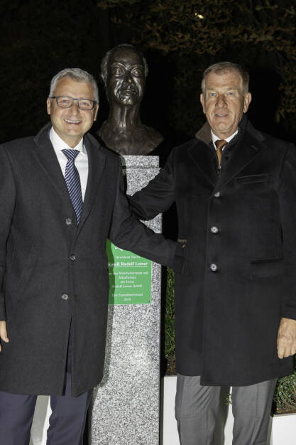 Zu Ehren von Rudolf Leiner junior († 8. Sept. 2008) fand auf Initiative des Leiner Zentralbetriebsrats, am Rudolf Leiner-Platz in St. Pölten die feierliche Enthüllung der Büste vom österreichischen Erfolgsunternehmer stattRudolf Leiner Gesellschaft m.b.H.; Personen von links nach rechts: Darius Kauthe, CFO Leiner/kika und Reinhold Gütebier, CEO Leiner/kika; Fotocredit:Rudolf Leiner Ges.m.b.H., © Aussendung (05.10.2018) 