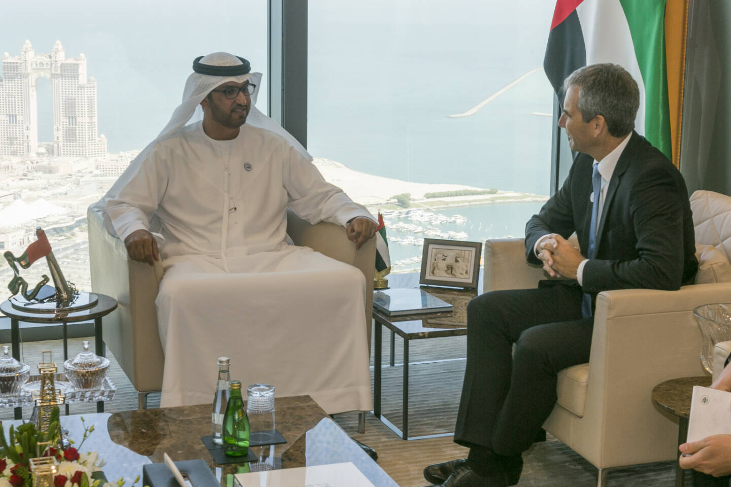 Finanzminister Hartwig Löger bei einem Arbeitsgespräch mit Sultan Al Jaber, Minister of State und CEO der ADNOC Group (im ADNOC Head Quarter); Fotocredit: BMF/Loebell