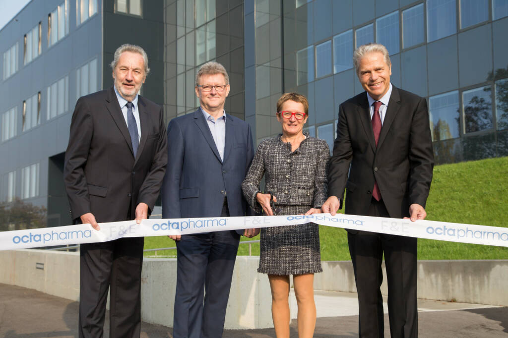 Der internationale Pharmakonzern Octapharma baut den Wiener Standort massiv aus. Die neue Forschungs- und Entwicklungszentrale umfasst auf sechs Ebenen Laborbereiche, Büros, Open Space-Bereiche und Besprechungsräume. Es bietet auf 4.500 m² Nutzfläche über 100 hochqualifizierten Personen einen modernen, zukunftssicheren Arbeitsplatz. Die Investitionssumme liegt bei 23,5 Mio. Euro. Im Bild v.l.n.r.: Josef Kaindl, stv. Bezirksvorsteher Favoriten; Wolfgang Frenzel, Octapharma; Barbara Rangetiner, Octapharma; Anton G. Ofner, WKW; Fotocredit: Octapharma Pharmazeutika Produktionsges.m.b.H./APA-Fotoservice/Juhasz, © Aussender (10.10.2018) 