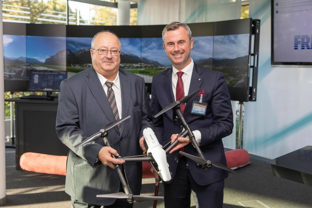 Im Rahmen eines Firmenbesuches bei der Frequentis AG in Wien konnte sich Technologie- und Infrastrukturminister Norbert Hofer von der Innovationskraft der österreichischen High-Tech Schmiede überzeugen. Hofer gratuliert Frequentis zum EU-Auftrag für die Mitwirkung bei groß angelegten DrohnentestsFrequentis-Eigentümer Hannes Bardach ließ es sich nicht nehmen, den Herrn Bundesminister zu den laufenden Innovationsvorhaben sowie Projekten zu informieren. Fotocredit: Frequentis AG/APA-Fotoservice/Tanzer, © Aussender (12.10.2018) 