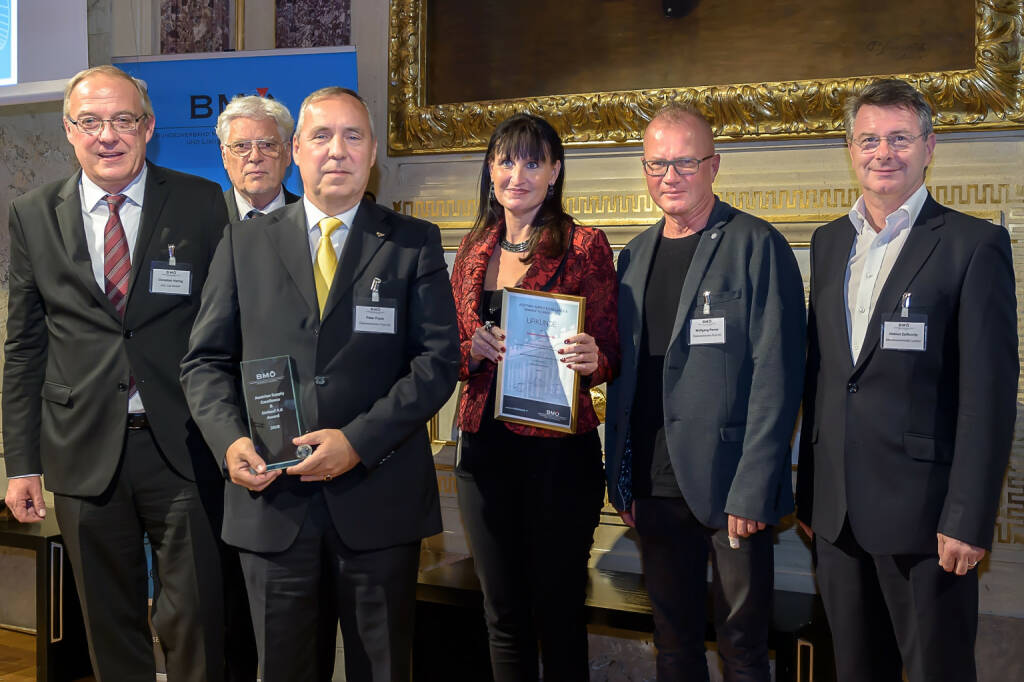 Eine Produktinnovation der Österreichischen Post wurde mit dem „Austrian Supply Excellence & Einkauf 4.0 Award 2018“ des Bundesverband Materialwirtschaft, Einkauf und Logistik (BMÖ) in der Kategorie „CSR und Nachhaltigkeit“ ausgezeichnet. Der neue klapp- und stapelbare Briefbehälterrollwagen, mit dem Briefe, Werbung und Kleinpakete innerhalb des Postnetzes transportiert werden, lässt sich platzsparend transportieren. Bild (v.l.): Christian Haring, AVL List GmbH, Heinz Peschek, BMÖ, Peter Frank, Österreichische Post AG, Sabine Krispel, Österreichische Post AG, Wolfgang Perner, Österreichische Post AG, und Helmut Zsifkovits, Montanuniversität Leoben
(© Marko's Photography ), © Aussendung (15.10.2018)