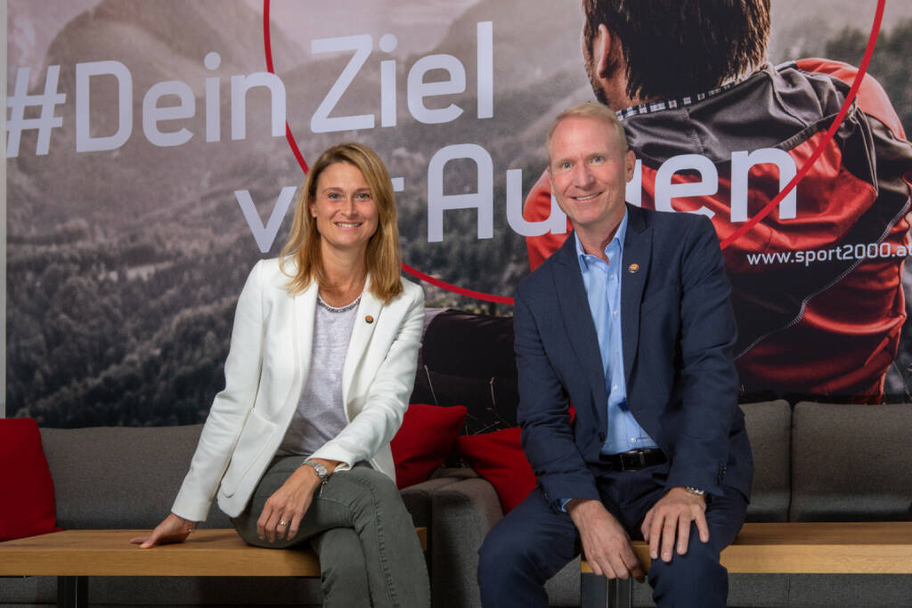 SPORT 2000 startet neue Marketingkampagne #DeinZielvorAugen; Vorstand Dr. Holger Schwarting und Marketingleiterin Mag. Natascha Krawinkler, haben mit dem neuen Markenauftritt das Ziel von SPORT 2000 klar vor Augen; Fotocredit: SPORT 2000, © Aussender (16.10.2018) 