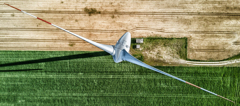 Gemeinsam mit Wien Energie veranstaltete die IG Windkraft unter dem Motto Fang den Wind in einem Bild den Windkraft-Fotowettbewerb 2018.  1.200 Fotos landeten auf dem Tisch der Fachjury. Das Sieger-Foto kommt von Christoph Reiter: Ich wohne in St. Pölten und sehe jeden Tag viele Windräder. Als ambitionierter Hobbyfotograf habe ich mir eine Drohne gekauft, denn ich wollte Windräder aus der Vogelperspektive fotografieren. Dadurch ist dieses tolle Bild entstanden. Credit: Christoph Reiter, © Aussendung (16.10.2018) 