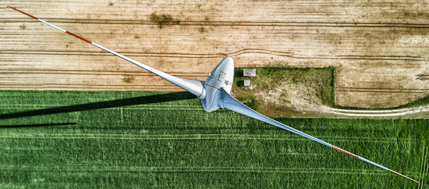 Gemeinsam mit Wien Energie veranstaltete die IG Windkraft unter dem Motto Fang den Wind in einem Bild den Windkraft-Fotowettbewerb 2018.  1.200 Fotos landeten auf dem Tisch der Fachjury. Das Sieger-Foto kommt von Christoph Reiter: Ich wohne in St. Pölten und sehe jeden Tag viele Windräder. Als ambitionierter Hobbyfotograf habe ich mir eine Drohne gekauft, denn ich wollte Windräder aus der Vogelperspektive fotografieren. Dadurch ist dieses tolle Bild entstanden. Credit: Christoph Reiter