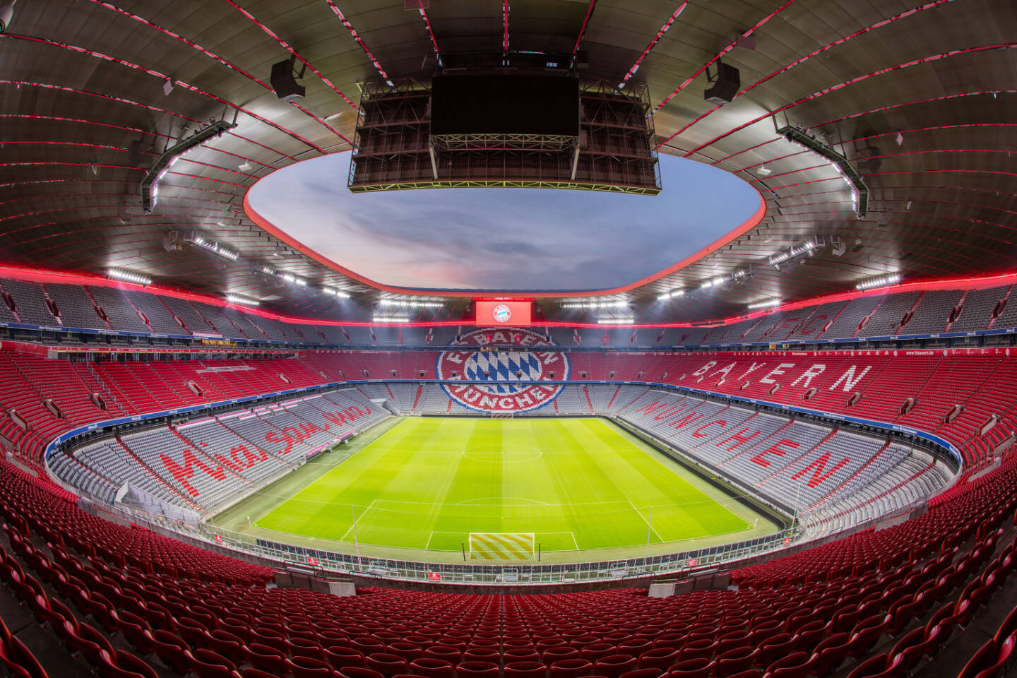 Zumtobel Group startet Lichtpartnerschaft mit dem FC Bayern München: Visualisierung der geplanten Effektbeleuchtung im inneren Dachbereich der Allianz Arena in München, Credit: Zumtobel