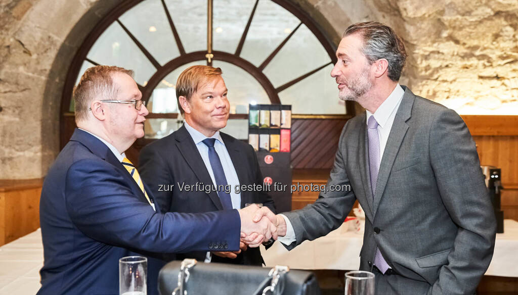 Gregor Rosinger (Rosinger Group), Martin Wenzl (Wiener Börse), im Hintergrund zu sehen Kurt Ternegg, (internationaler erfahrener Top Manager und Ex Investmentbanker) (19.10.2018) 