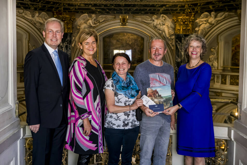 Österreichische Lotterien feiern ein Ehepaar aus OÖ als 100.000sten Besucher eines Lotterien Tages; Theresia (Mitte) und Josef Gruber (2.v.r.), flankiert von Mag. Bettina Glatz-Kremsner (2.v.l.), Museums-Direktorin Dr. Sabine Haag und KHM-Geschäftsführer Dr. Paul Frey; Fotocredit:Österreichische Lotterien/Achim Bieniek (21.10.2018) 