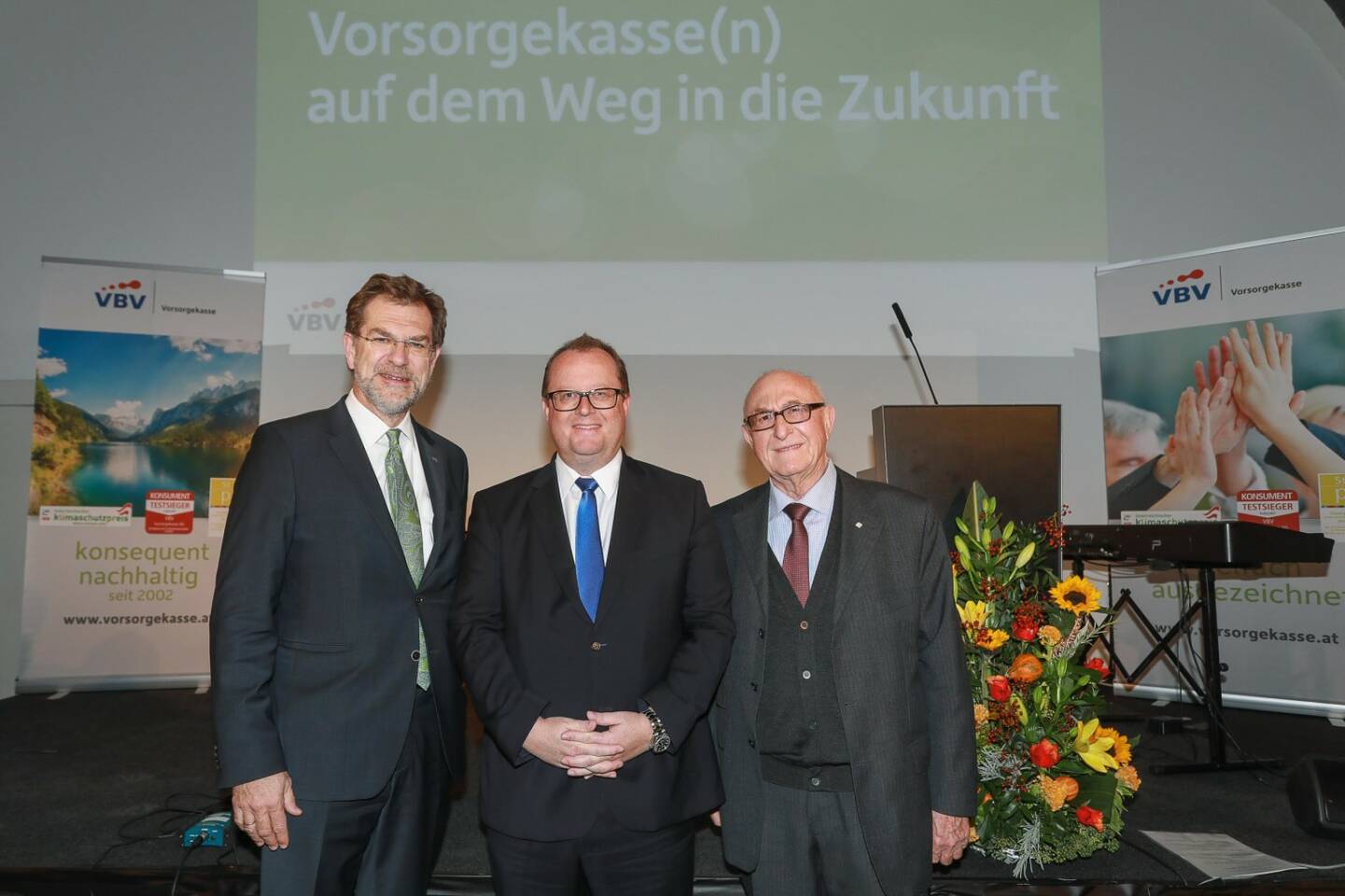 Mehr als 200 Kunden und prominente Gäste aus Wirtschaft und Politik waren am Montag, den 22. Oktober 2018 auf Einladung des neuen VBV-Vorsorgekassen Vorstandes beim „Zukunfts-Event“ der VBV-Vorsorgekasse im Wiener Museumsquartier. (v.l.n.r.) Mag. Andreas Zakostelsky (CEO VBV-Vorsorgekasse), Staatssekretär MMag. DDr. Hubert Fuchs, Präsident Generaldirektor Dr. Günter Geyer; Fotocredit:VBV/Tanzer