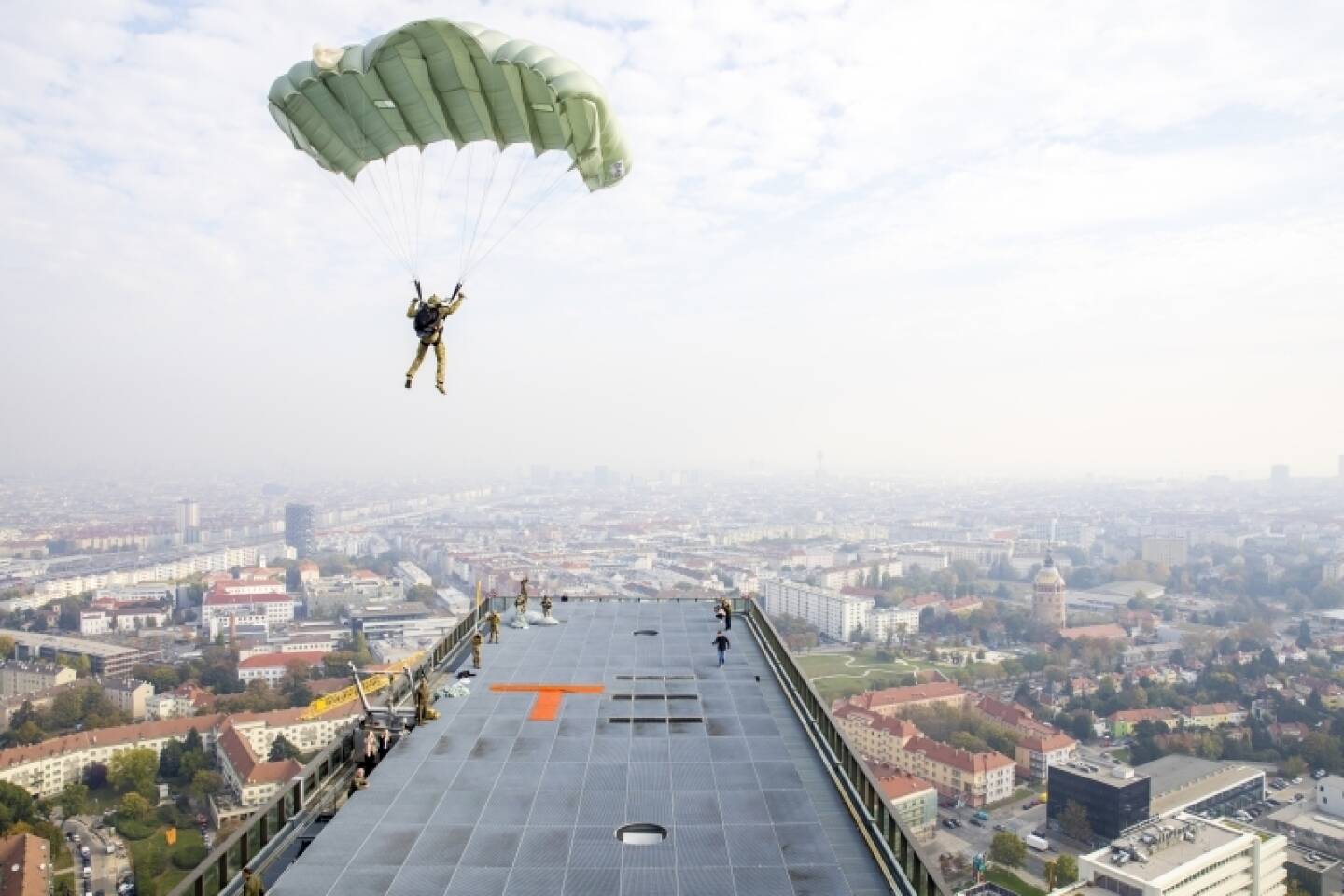 Militärfallschirmspringer des Jagdkommandos Wiener Neustadt mit Übung am Immofinanz-Gebäude myhive am Wienerberg, (c)IMMOFINANZ/C.Stemper